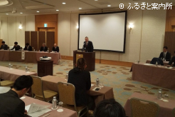 あいさつする佐々木拓也会長