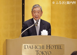 式辞を述べる河野洋平会長