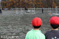 障害飛越を披露する塚原健太さん