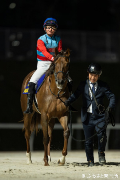 自厩舎の馬での重賞勝利にほっとした表情で引き揚げてきた田口貫太騎手