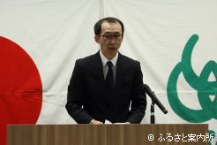 河野洋平会長理事の式辞を代読する庶務課課長の岬隼人氏