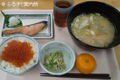 ランチではイクラ丼､秋鮭の塩焼き､秋鮭が入ったあら汁などが提供された