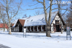 献花台が設置されているきゅう舎1