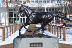 公開されたイクイノックスのブロンズ像