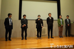 登壇してあいさつするアドバイザー