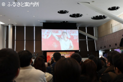 なかやまきんに君は、持ちネタの「パワー!」で会場を沸かせていた