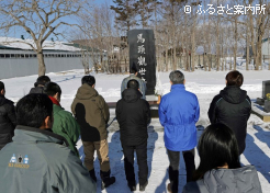 馬頭観世音に手を合わせる参列者