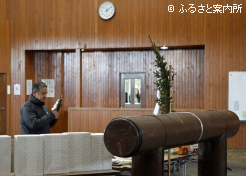 玉串を捧げる下河辺行雄社長