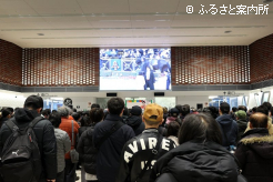 コンコース特設ステージには多くの来場者が詰めかけた