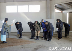 人馬の安全を願い祈祷を受ける