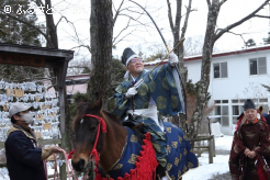 矢刺しの神事の行事者を務める小林史明氏