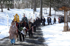 境内を一周する参進行列