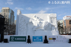 サラブレッドの目の前には、ポプラの並木が表現されている