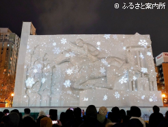 大雪像に雪の映像が重なる