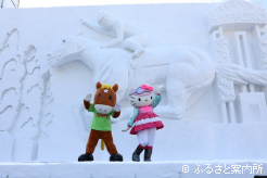 大雪像の前でポーズを決めるターフィーとハローキティ