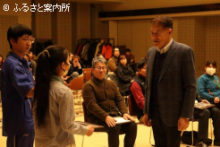 受け入れ先の関係者に記念品を贈呈