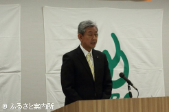 はなむけの言葉を送る公益社団法人日本軽種馬協会の副会長･常務理事上野儀治氏