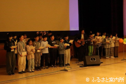 ブルーノ･ユウキ氏と一緒にテーマソングを披露した