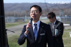 あいさつするJRA日高育成牧場場長の吉田年伸氏　