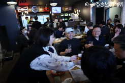 稲富さんは会場のお客さんと乾杯をして回った