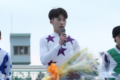 紹介式であいさつする井上瑛太騎手