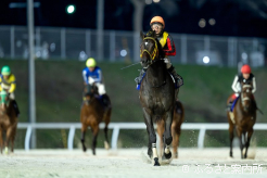 会心の勝利を終え、引き上げてきた吉原寛人騎手とスペシャルエックス