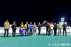 喜びの関係者。右端が田中淳司調教師