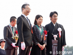 表彰を受けた白井さゆり代表