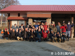 優勝後、祝福に駆けつけた皆さんと一緒に