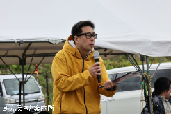 風の強い中でも、軽快な司会進行を行った大滝翔アナウンサー