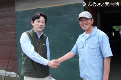 北島牧場代表の北嶋佳和氏(写真右)とよろこびを分かち合った