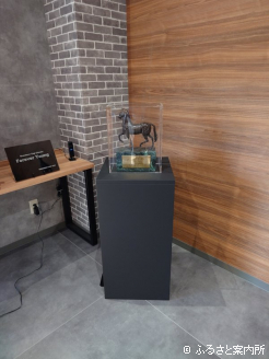 競馬博物館でも展示された優勝トロフィー