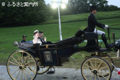 儀仗馬車で入場した馬上結婚式