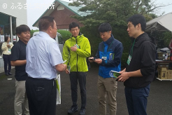 九州市場で九州軽種馬協会会長の柏木務氏にあいさつする3名