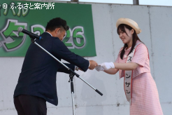 シンザン記念の招待状目録が贈呈されるミスシンザンの佐藤凪さん