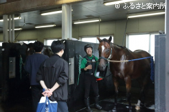 笑顔で研修の感想を述べる育成調教技術者養成研修第44期生