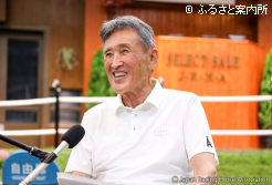 笑顔でインタビューに応える吉田勝己理事