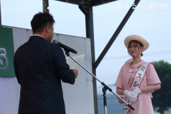 伏木田修氏から表彰されるミスシンザンの竹谷南さん