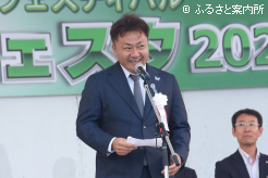 開会あいさつするシンザンフェスティバル実行委員会実行委員長の伏木田修氏