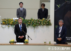 あいさつする佐々木拓也組合長