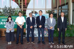 視察に訪れたJRA日本中央競馬会理事長の吉田正義氏=写真右から3人目=を挟んでの記念撮影