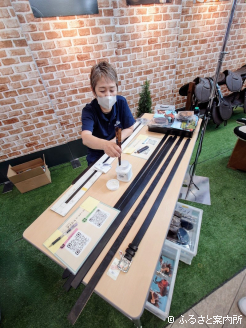 ベルト制作を行う馬具職人