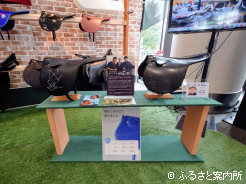 武豊騎手の使用している鞍は、実際に手に取ることもできた