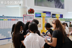 2026WASJのパンフレットを手に取る生徒たち