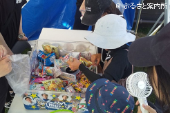 子どもたちに大人気だった｢お菓子すくい｣