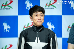 喜びを噛み締める岩橋勇二騎手
