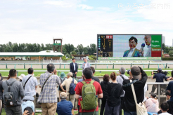 ステージ前には多くの来場者があった