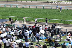 多くの来場者がステージに集まった