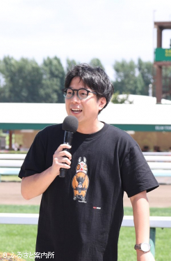 堀内大輝アナウンサーはHBC競馬部のTシャツを着用
