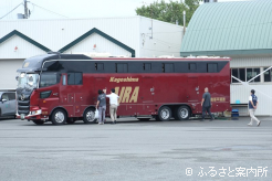 出発の準備をする馬運車